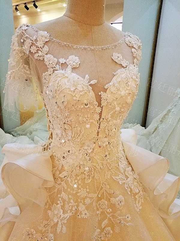 BRL069 **พรีออเดอร์**ชุดแต่งงานหรูหราประดับดอกไม้ผสมเพชรและคริสตัล สวยงามดุจเจ้าหญิง