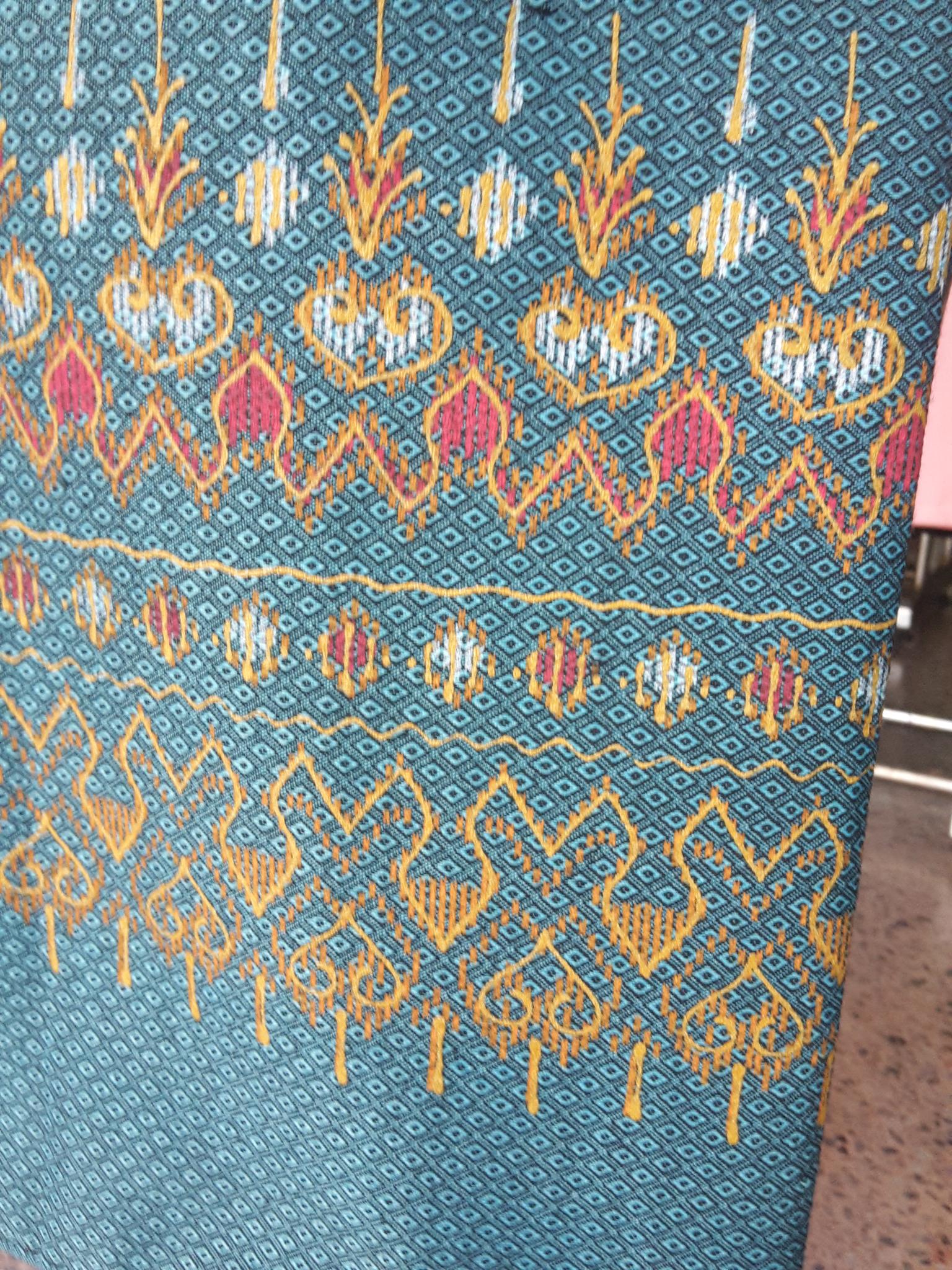 ผ้าถุงสำเร็จรูปแบบป้ายเลื่อนตะขอลายนกยุงสีฟ้า ผ้าถุงสำเร็จรูปมัดหมี่ลายนกยุงสีฟ้า ผ้าฝ้ายมัดหมี่ตีนแดงสี่ตะกรอตัดสำเร็จลายนกยุงสีฟ้าลายลูกแก้วในตัว พร้อมส่ง