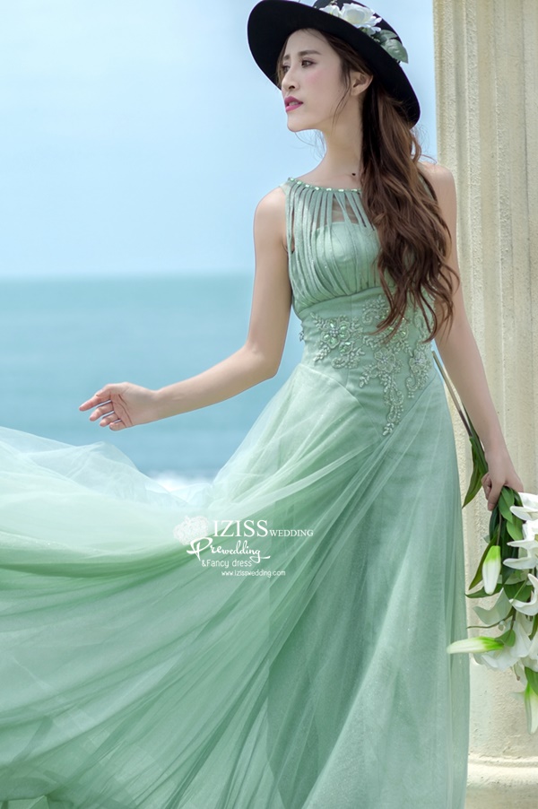 PW457- **พรีออเดอร์**ชุดแต่งงานแฟนซี ชุดเดรสสีเขียวอ่อน ชุดถ่ายพรีเวดดิ้ง (prewedding dress) & ชุดแต่งงานแฟนซี (Fancy wedding dress) "ธีมสีขาว เขียว"