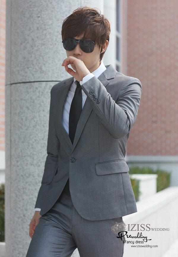 ST052- **พรีออเดอร์**สูทผู้ชายสีเทาแขนยาว แบบกระดุมเดียว พร้อมกางเกง ชุดสูทเจ้าบ่าว สูทแฟนซี ถ่ายพรีเวดดิ้ง & ชุดแต่งงานแฟนซี (Fancy wedding dress) สูทผู้ชายสีเทา