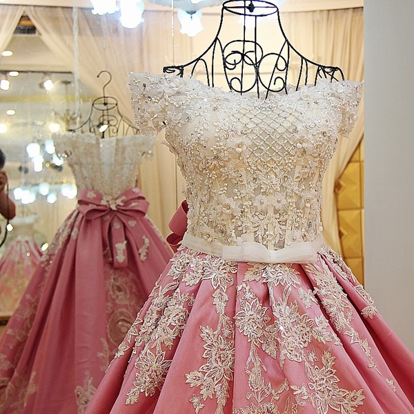 BRL082 **พรีออเดอร์**ชุดแต่งงานสีชมพูหรูหราประดับดอกไม้ผสมเพชรและคริสตัล สวยงามดุจเจ้าหญิง