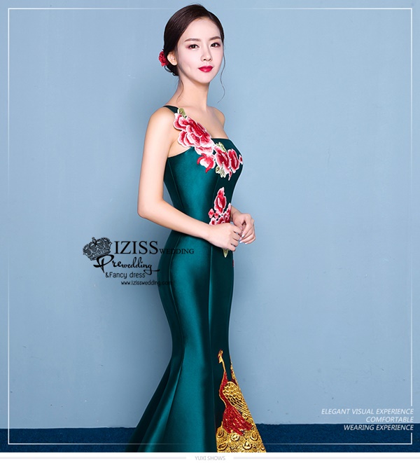 PW502 - **พรีออเดอร์** ชุดกี่เพ้าสีเขียวเข้มไหล่เฉียงประดับดอกไม้ ชุดยกน้ำชา ชุดคู่ถ่ายพรีเวดดิ้ง (prewedding dress) & ชุดแต่งงานแฟนซี (Fancy wedding dress)ชายหญิง "ธีมสีเขียวเข้ม"