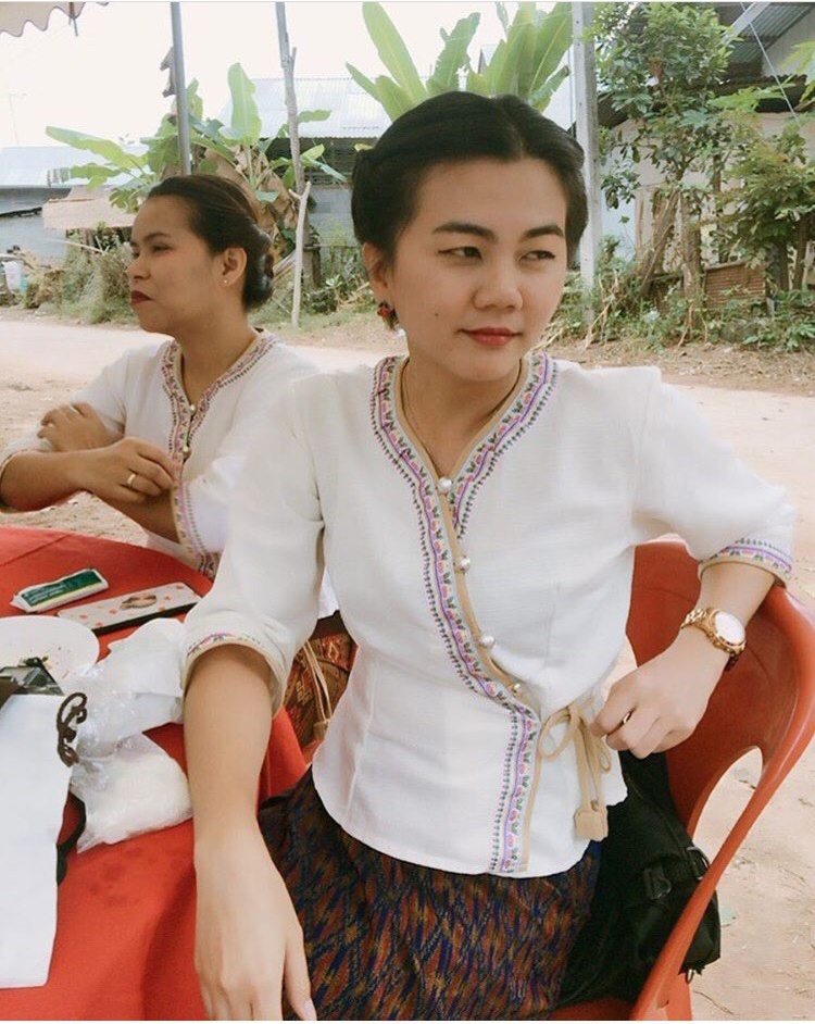 เสื้อผ้าไทยแขนสามส่วนสีขาว เสื้อผ้าฝ้ายสวยๆสีขาวเดินเทปคู่ เสื้อทำงานผ้าไทยแขนสามส่วน เสื้อผ้าฝ้ายคอจีนสีขาว