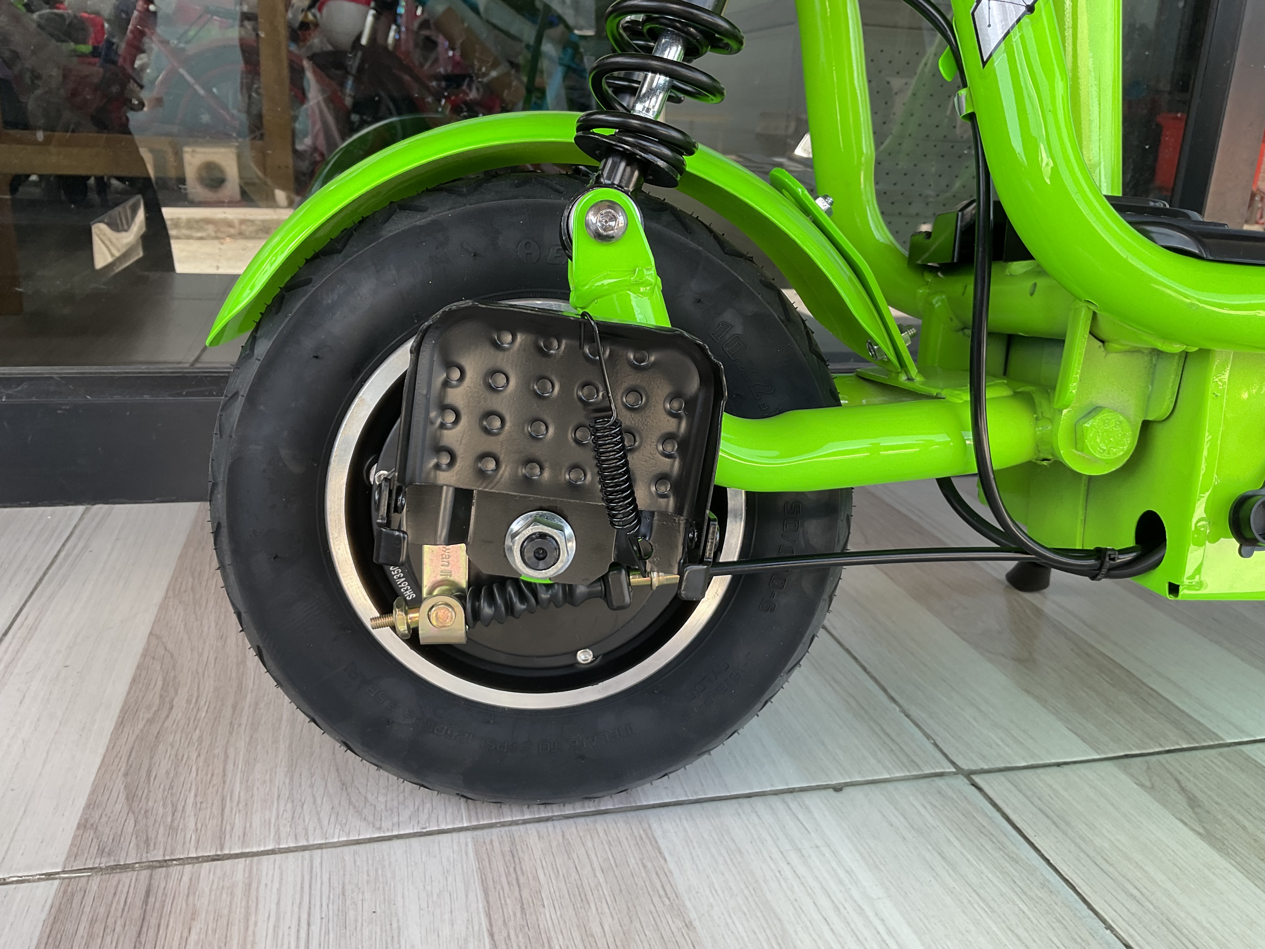 สกู๊ตเตอร์ไฟฟ้า 36v 350w ล้อ 10 นิ้ว ยางลม แบต 3 ก้อน ความเร็ว 25 กม./ชม. มีที่นั่งซ้อนท้าย