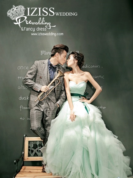 PW112 - **พร้อมส่งทั้งเซ็ท**ชุดคู่ถ่ายพรีเวดดิ้ง (prewedding dress) & ชุดแต่งงานแฟนซี (Fancy wedding dress)ชายหญิง "ธีมสีเขียว-เทา"