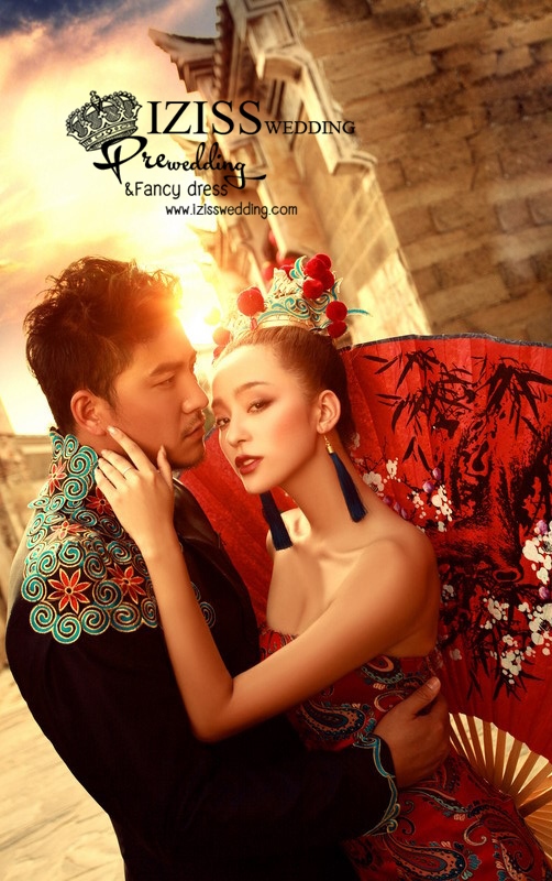 PW380 - **พรีออเดอร์ค่ะ** ชุดกี่เพ้าสีแดง ชุดคู่ถ่ายพรีเวดดิ้ง (prewedding dress) & ชุดแต่งงานแฟนซี (Fancy wedding dress)ชายหญิง "ธีมสีแดง"