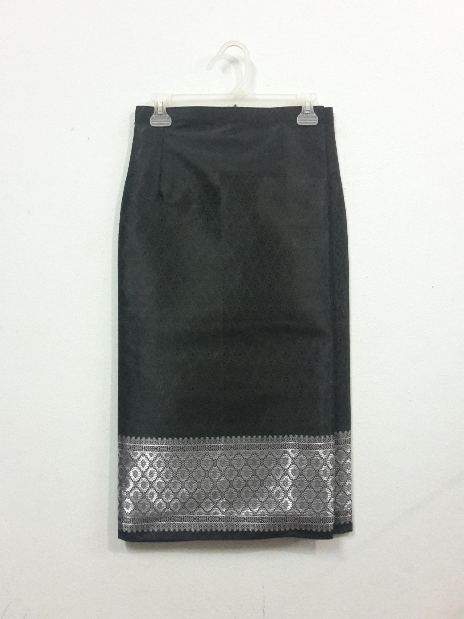 ผ้าถุงสำเร็จรูปสีดำ ผ้าถุงไหมลาวสำเร็จรูปตีนจกสีดำ แบบป้ายเลื่อนตะขอสีดำ