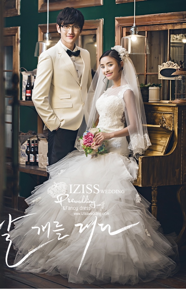 PW388- **พรีออเดอร์**ชุดคู่ถ่ายพรีเวดดิ้ง (prewedding dress) & ชุดแต่งงานแฟนซี (Fancy wedding dress)ชายหญิง "ธีมสีขาว"