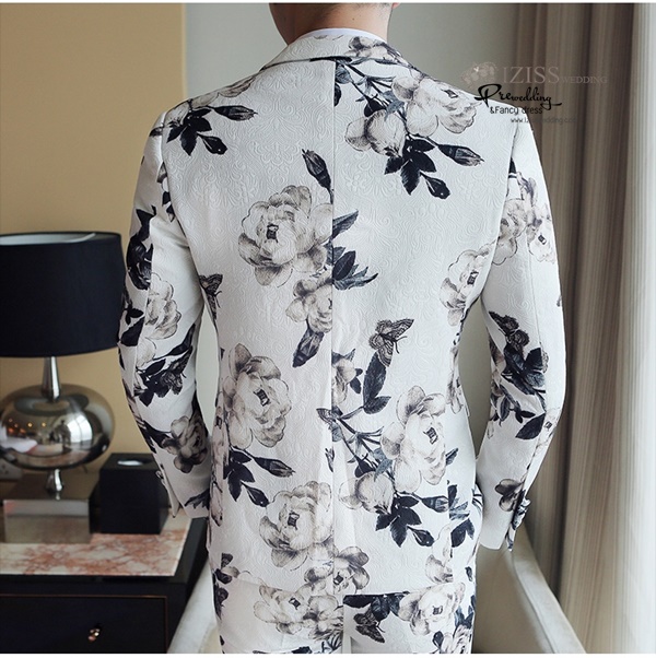 ST118- **พรีออเดอร์**สูทแฟนซีผู้ชายสีขาวลายดอกกุหลาบ แขนยาว พร้อมกางเกง ชุดสูทเจ้าบ่าว สูทแฟนซี ถ่ายพรีเวดดิ้ง & ชุดแต่งงานแฟนซี (Fancy wedding dress) สูทผู้ชายสีขาวลายกุหลาบ