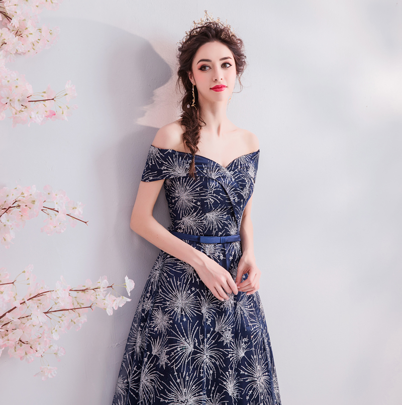 ชุดราตรีสีน้ำเงิน