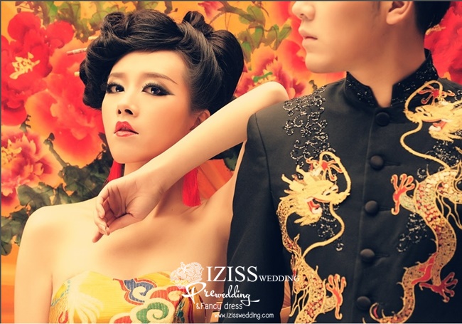 PW313 - **พร้อมส่งเฉพาะชุดผู้ชายค่ะ** ชุดคู่ถ่ายพรีเวดดิ้งสไตล์จีน (prewedding dress) ชุดกี่เพ้าสีเหลือง & ชุดแต่งงานแฟนซี (Fancy wedding dress)ชายหญิง "ธีมกี่เพ้าสีเหลือง-ดำ"