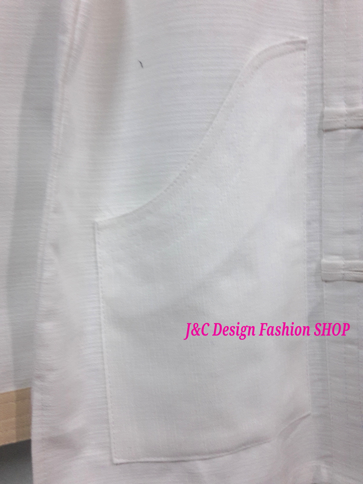 เสื้อผ้าไทยชายแขนยาวสีขาว เสื้อผ้าฝ้ายชายแต่งกระดุ้มปั้นแต่งขลิบสีครีม เสื้อผ้าพื้นเมืองชายวัยรุ่นกระเป๋าเว้า