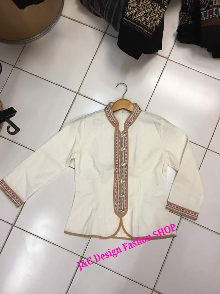 เสื้อผ้าไทยแขนสามส่วนสีขาว เสื้อผ้าฝ้ายสวยๆสีขาวเดินเทปคู่ เสื้อทำงานผ้าไทยแขนสามส่วน เสื้อผ้าฝ้ายคอจีนสีขาว