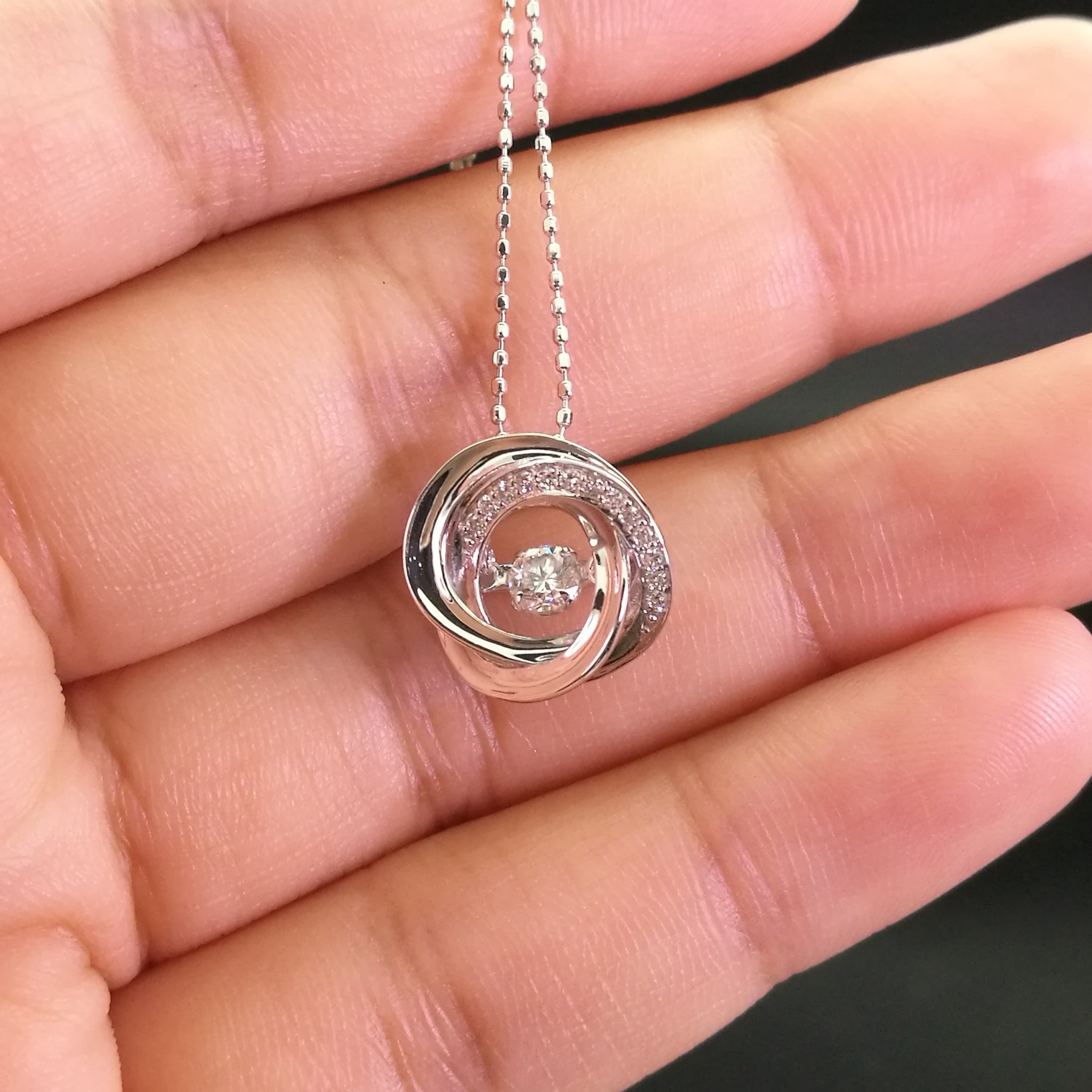 จี้+สร้อยเพชร Dancing Diamond หมายเลข P48 เพชรเม็ดกลาง 20 ตัง เพชรน.นรวม 26 ตังราคาปกติ 32,000 บาท ราคาพิเศษ 23,900 บาท สนใจทัก https://line.me/R/ti/p/%40passiongems
