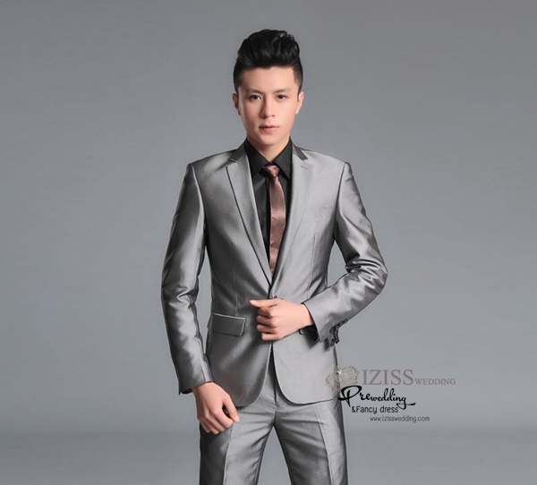 ST060- **พรีออเดอร์**สูทผู้ชายสีเทาเงินมันวาว แขนยาว แบบ 4 กระดุม พร้อมกางเกง ชุดสูทเจ้าบ่าว สูทแฟนซี ถ่ายพรีเวดดิ้ง & ชุดแต่งงานแฟนซี (Fancy wedding dress) สูทผู้ชายสีเทาเงิน