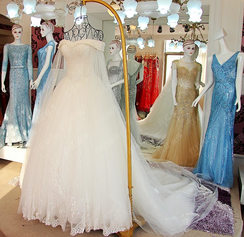 BRL021 **พรีออเดอร์**ชุดแต่งงานหรูหราประดับดอกไม้ผสมเพชรและคริสตัล สวยงามดุจเจ้าหญิง