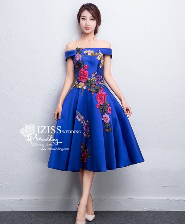 PW541 - **พรีออเดอร์ค่ะ พรีออเดอร์มี 5 สีทั้งสั้น+ยาวค่ะ สีแดง แดงไวน์ เขียว น้ำเงินและม่วงค่ะ** ชุดกี่เพ้าสั้นสีแดง ชุดยกน้ำชา ชุดคู่ถ่ายพรีเวดดิ้ง (prewedding dress) & ชุดแต่งงานแฟนซี (Fancy wedding dress)ชายหญิง "ธีมสีแดง"