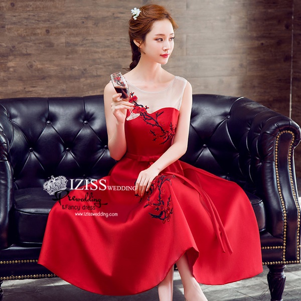 PW540-**พร้อมเช่า900** ชุดกี่เพ้าสั้นสีแดงไหล่เดี่ยว ชุดยกน้ำชา ชุดคู่ถ่ายพรีเวดดิ้ง (prewedding dress) & ชุดแต่งงานแฟนซี (Fancy wedding dress)ชายหญิง "ธีมสีแดง"