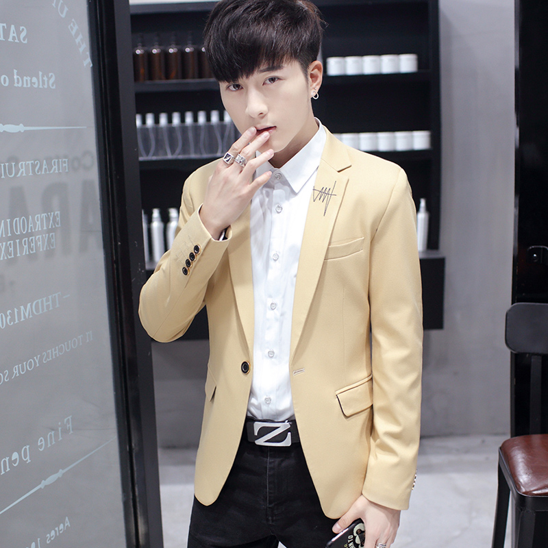 เสื้อสูท ผู้ชาย สีครีม คอปกแต่งที่ปกเสื้อเท่ห์ แขนยาว กระดุมหน้าหนึ่งเม็ด เสื้อเข้ารูป ใส่ทำงาน ใส่ออกงาน