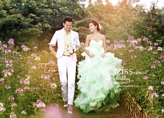 PW238 - **พรีออเดอร์ชุดผู้หญิง** ชุดถ่ายพรีเวดดิ้ง (prewedding dress) & ชุดแต่งงานแฟนซี (Fancy wedding dress) หญิง "ธีมสีเขียวมิ้นต์"