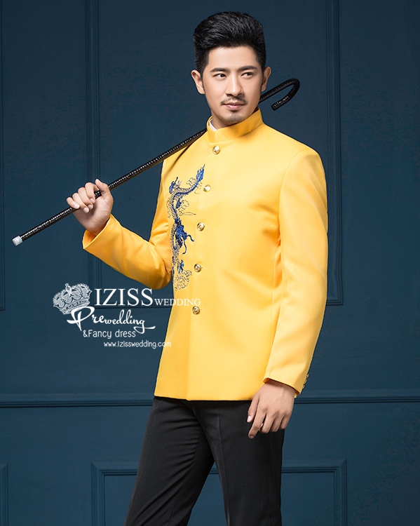 ST001- **พรีออเดอร์**สูทจีนผู้ชายสีเหลืองแขนยาวปักลายมังกรสีน้ำเงิน ติดกระดุมสีทอง พร้อมกางเกงสีดำขาสอบ ชุดสูทเจ้าบ่าว สูทแฟนซี ถ่ายพรีเวดดิ้ง & ชุดแต่งงานแฟนซี (Fancy wedding dress) สูทผู้ชายสีเหลือง