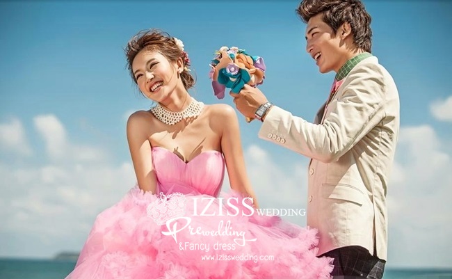 PW092 - **พรีออเดอร์** ชุดคู่ถ่ายพรีเวดดิ้ง (prewedding dress) & ชุดแต่งงานแฟนซี (Fancy wedding dress)ชายหญิง สไตล์ colorful "ธีมสีน้ำตาล-ชมพู"