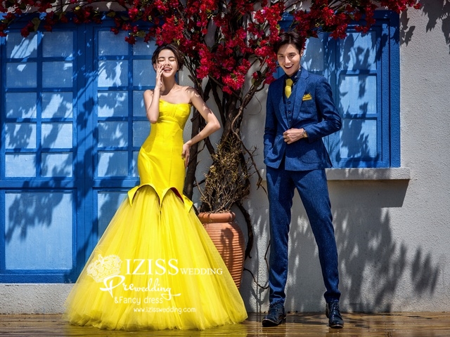 PW329 - **พรีออเดอร์ค่ะ** ชุดคู่ถ่ายพรีเวดดิ้ง (prewedding dress) & ชุดแต่งงานแฟนซี (Fancy wedding dress)ชายหญิง "ธีมชุดเจ้าสาวสีเหลือง-น้ำเงิน"