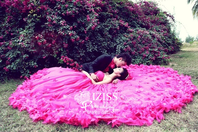 PW005 - **พร้อมส่งทั้งเซ็ท** ชุดคู่ถ่ายพรีเวดดิ้ง (prewedding dress) & ชุดแต่งงานแฟนซี (Fancy wedding dress)ชายหญิง "ธีมสีชมพู-ดำ"