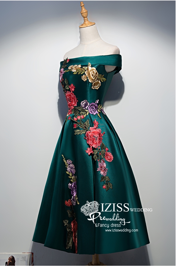 PW541 - **พรีออเดอร์ค่ะ พรีออเดอร์มี 5 สีทั้งสั้น+ยาวค่ะ สีแดง แดงไวน์ เขียว น้ำเงินและม่วงค่ะ** ชุดกี่เพ้าสั้นสีแดง ชุดยกน้ำชา ชุดคู่ถ่ายพรีเวดดิ้ง (prewedding dress) & ชุดแต่งงานแฟนซี (Fancy wedding dress)ชายหญิง "ธีมสีแดง"