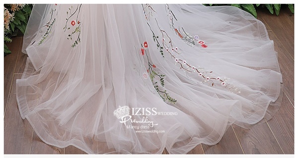 PW585- **พรีออเดอร์ค่ะ**ชุดราตรี ชุดแฟนซี ชุดคู่ถ่ายพรีเวดดิ้ง (prewedding dress) & ชุดแต่งงานแฟนซี (Fancy wedding dress)ชายหญิง "ธีมสีขาวลายดอกไม้"