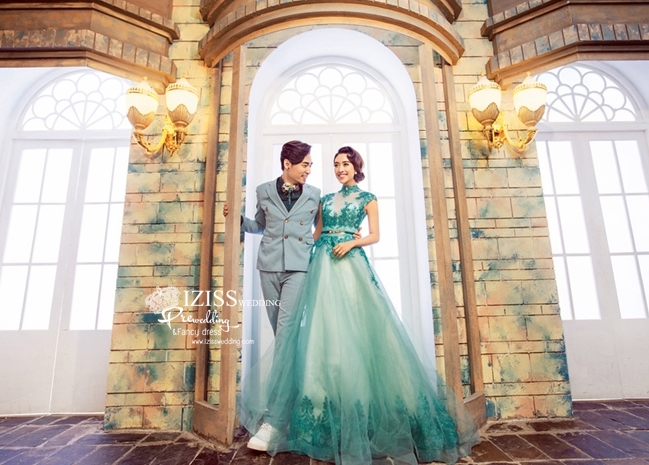 PW340-**พรีออเดอร์**ชุดคู่ถ่ายพรีเวดดิ้ง (prewedding dress) & ชุดแต่งงานแฟนซี (Fancy wedding dress)ชายหญิง "ธีมสีเขียว"