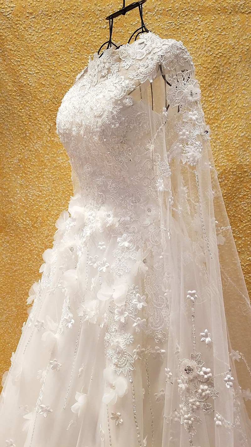 BRL031 **พรีออเดอร์**ชุดแต่งงานหรูหราประดับดอกไม้ผสมเพชรและคริสตัล สวยงามดุจเจ้าหญิง