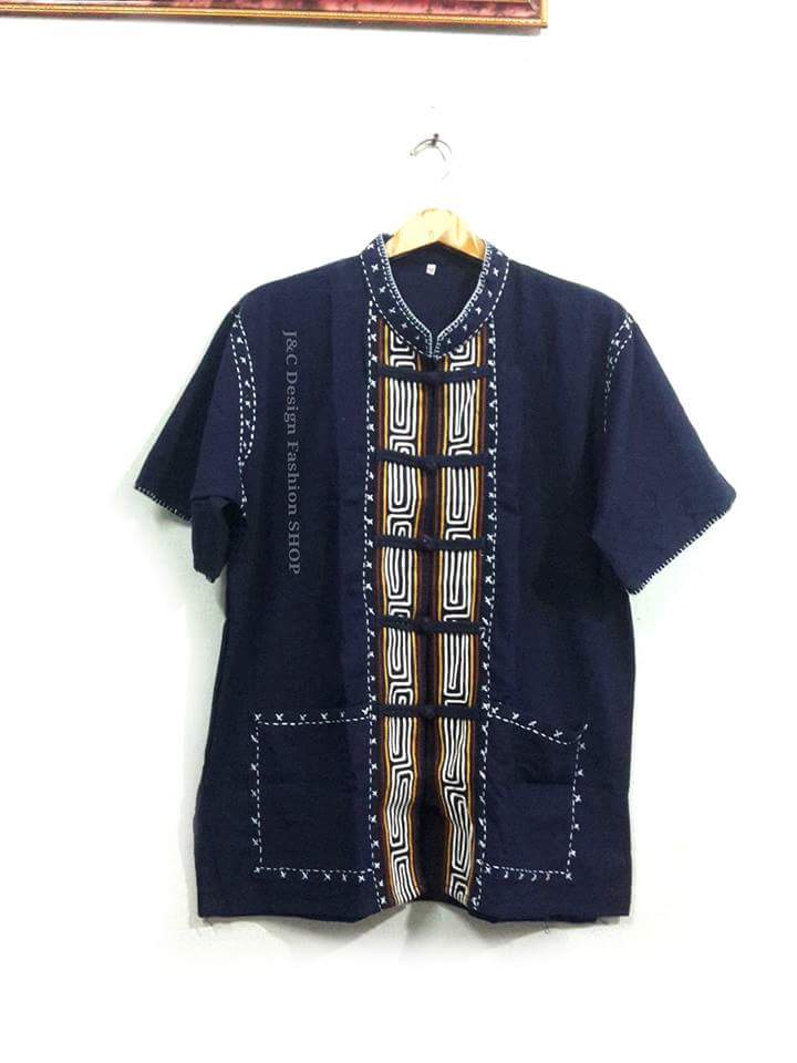 เสื้อผ้าฝ้ายม้อฮ่อมชาย เสื้อผ้าไทยชายสีกรมท่าแต่งผ้าด้นมือ เสื้อผ้าไทยชาย เสื้อผ้าพื้นเมืองผ้าไทยชาย