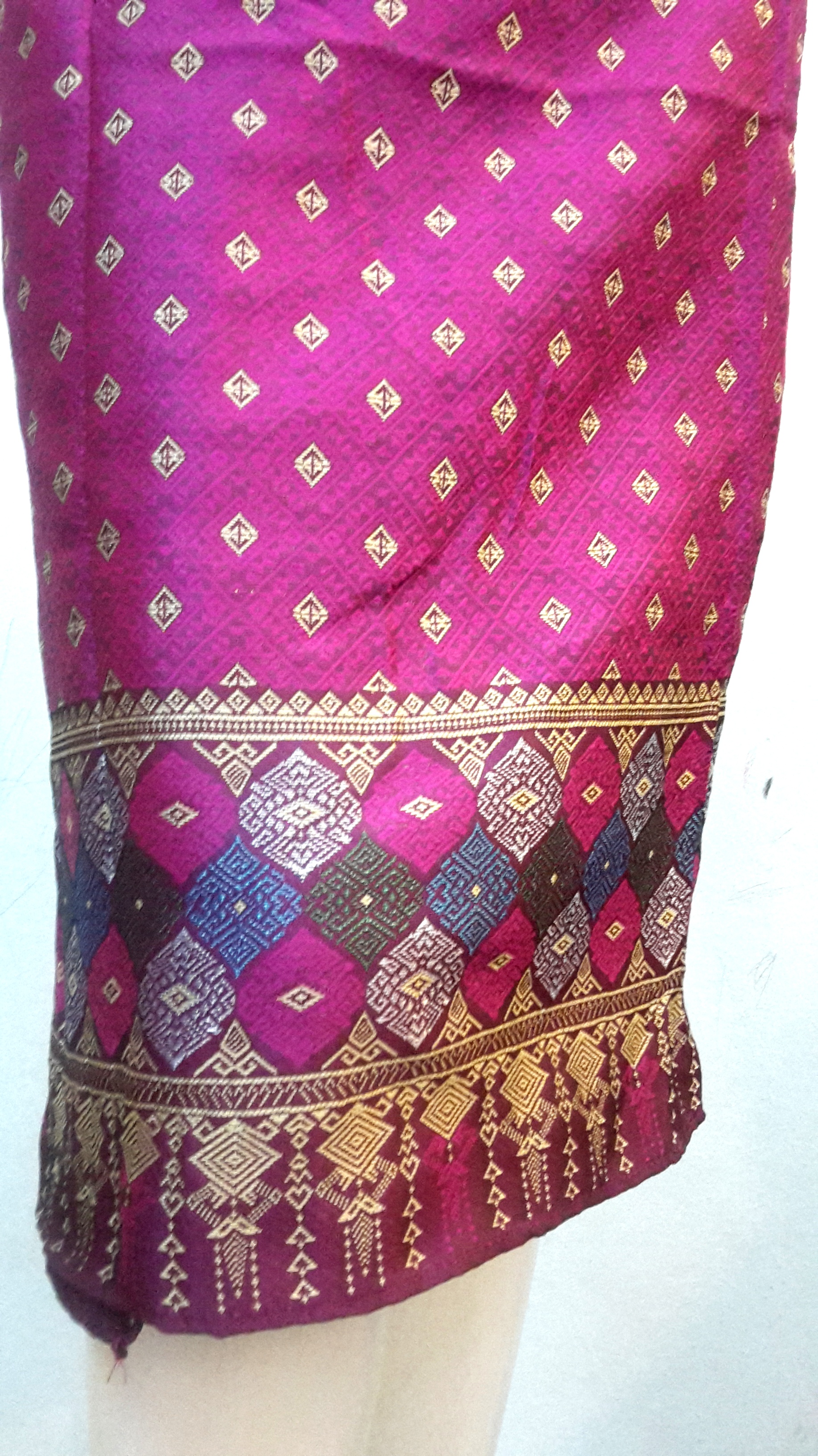 ผ้าถุงสำเร็จ ผ้าซิ่นสำเร็จรูปผ้าซิ่นลาว แบบป้ายเลื่อนตะขอ สีชมพูเมทอลลิค