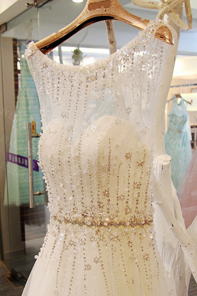 BRL023 **พรีออเดอร์**ชุดแต่งงานหรูหราประดับดอกไม้ผสมเพชรและคริสตัล สวยงามดุจเจ้าหญิง