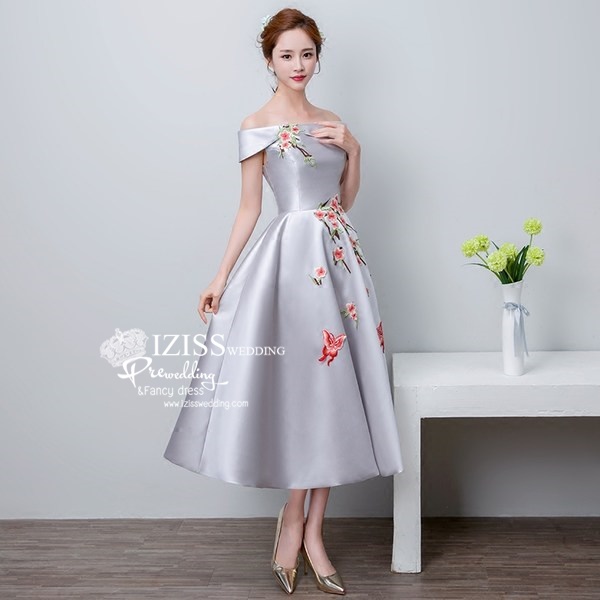 PW498 - **พรีออเดอร์** ชุดจีนกี่เพ้าสีเทาเงินกระโปรงบาน ไหล่ปาดประดับดอกซากุระ สวยหรู ชุดยกน้ำเงิน ชุดคู่ถ่ายพรีเวดดิ้ง (prewedding dress) & ชุดแต่งงานแฟนซี (Fancy wedding dress)หญิง "ธีมสีเทาเงิน"