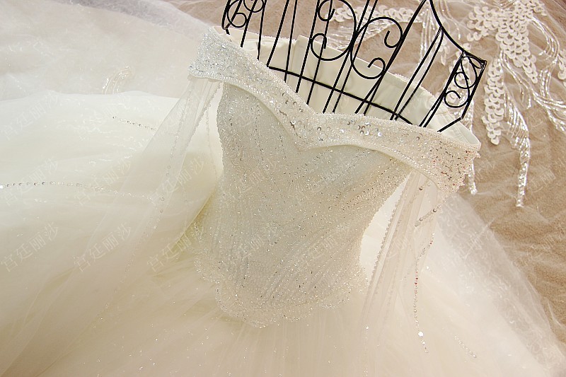 BRL021 **พรีออเดอร์**ชุดแต่งงานหรูหราประดับดอกไม้ผสมเพชรและคริสตัล สวยงามดุจเจ้าหญิง