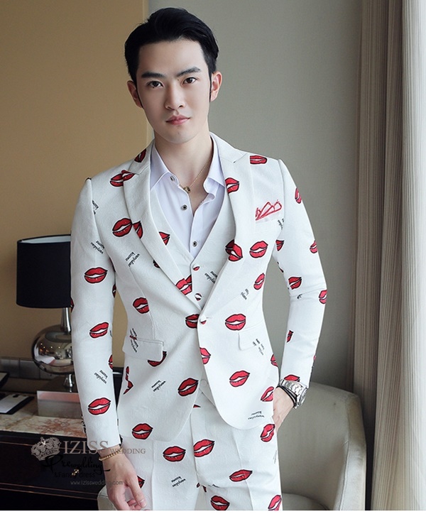 ST117- **พรีออเดอร์**สูทแฟนซีผู้ชายสีขาวลายปาก แขนยาว พร้อมกางเกง ชุดสูทเจ้าบ่าว สูทแฟนซี ถ่ายพรีเวดดิ้ง & ชุดแต่งงานแฟนซี (Fancy wedding dress) สูทผู้ชายสีขาวลายลิปสติก