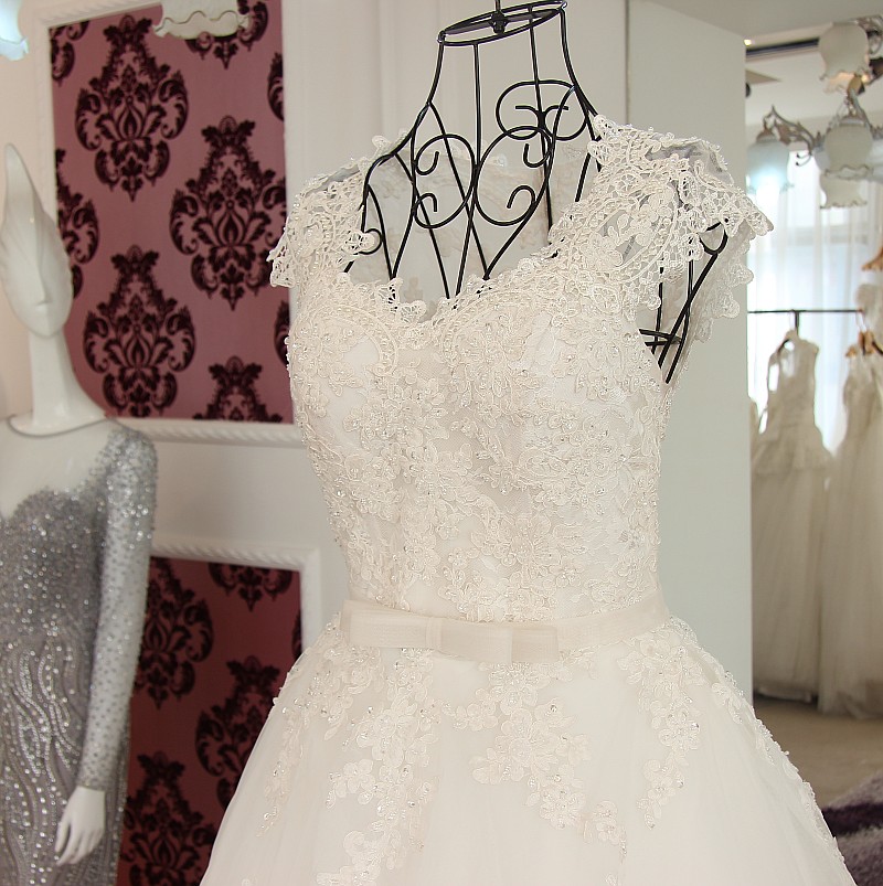 BRL011 **พรีออเดอร์**ชุดแต่งงานหรูหราประดับดอกไม้ผสมเพชรและคริสตัล สวยงามดุจเจ้าหญิง