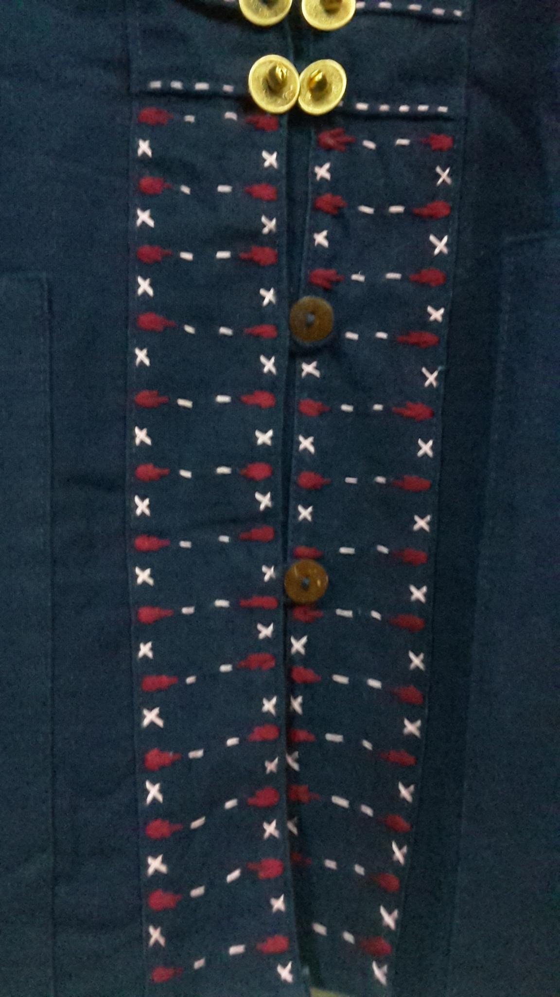 เสื้อชายผ้าฝ้าย เสื้อชายผ้าไทย เสื้อผ้าฝ้ายภูไท เสื้อผ้าฝ้ายสีกรมท่าแต่งผ้า ปักดอกด้นมือแต่งเหรียญ