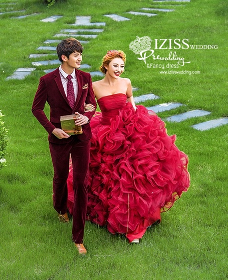 PW303 - **พร้อมส่งเฉพาะชุดผู้หญิงค่ะ** ชุดคู่ถ่ายพรีเวดดิ้ง (prewedding dress) & ชุดแต่งงานแฟนซี (Fancy wedding dress)ชายหญิง "ธีมสีแดง"