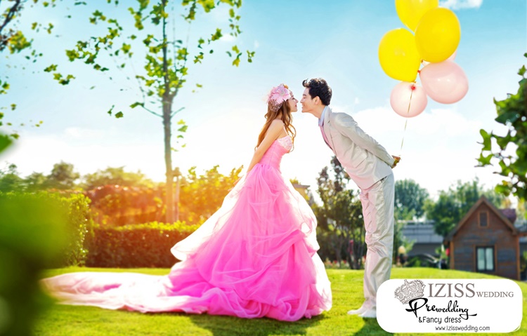 PW282 - **พรีออเดอร์ค่ะ** ชุดคู่ถ่ายพรีเวดดิ้ง (prewedding dress) & ชุดแต่งงานแฟนซี (Fancy wedding dress)ชายหญิง "ธีมสีชมพู-ขาว"