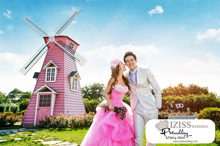 PW282 - **พรีออเดอร์ค่ะ** ชุดคู่ถ่ายพรีเวดดิ้ง (prewedding dress) & ชุดแต่งงานแฟนซี (Fancy wedding dress)ชายหญิง "ธีมสีชมพู-ขาว"