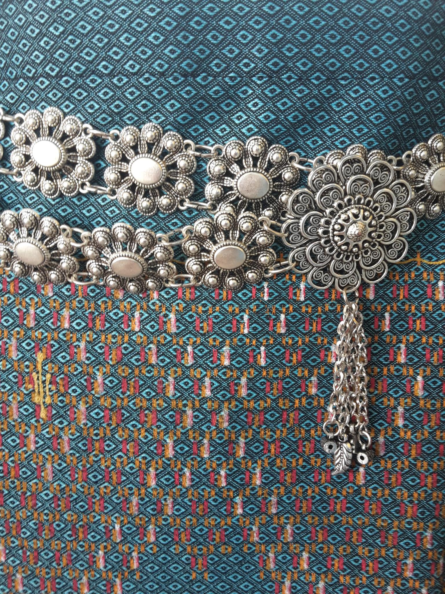 ผ้าถุงสำเร็จรูปแบบป้ายเลื่อนตะขอลายนกยุงสีฟ้า ผ้าถุงสำเร็จรูปมัดหมี่ลายนกยุงสีฟ้า ผ้าฝ้ายมัดหมี่ตีนแดงสี่ตะกรอตัดสำเร็จลายนกยุงสีฟ้าลายลูกแก้วในตัว พร้อมส่ง