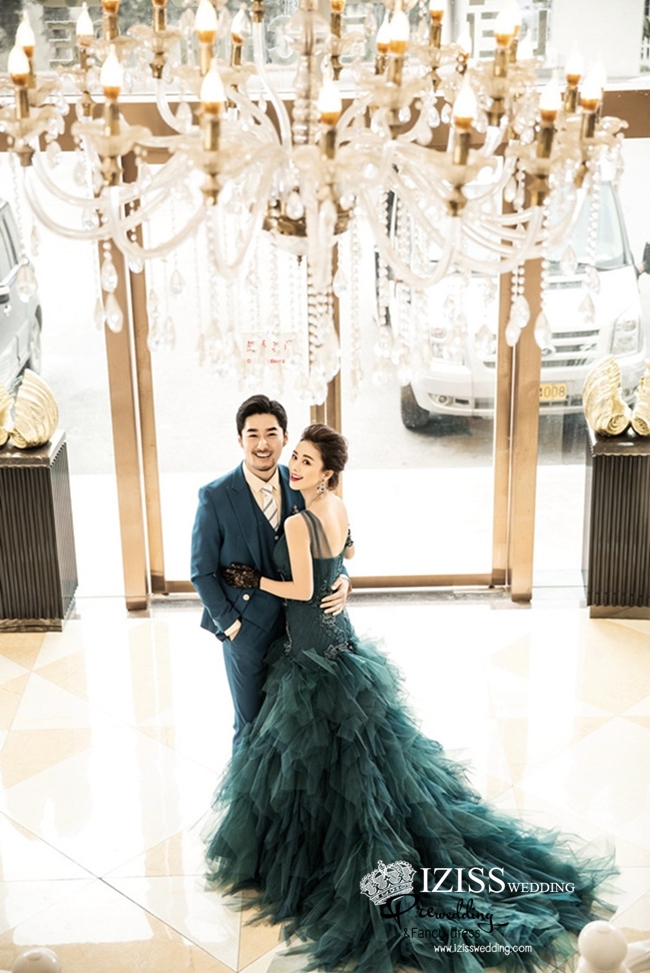 PW307 - **พรีออเดอร์ค่ะ** ชุดคู่ถ่ายพรีเวดดิ้ง (prewedding dress) & ชุดแต่งงานแฟนซี (Fancy wedding dress)ชายหญิง "ธีมสีเขียว"