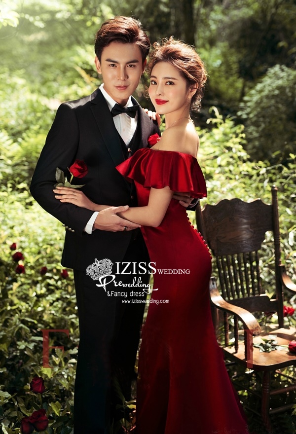 PW594 - **พรีออเดอร์ค่ะ** ชุดราตรีสีแดง เสื้อสูทผู้ชายสีดำ ชุดคู่ถ่ายพรีเวดดิ้ง (prewedding dress) & ชุดแต่งงานแฟนซี (Fancy wedding dress)ชายหญิง "ธีมสีแดง ดำ"