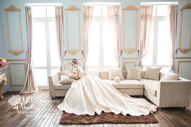 PW365 - **พร้อมส่งเฉพาะชุดผู้หญิงค่ะ** ชุดคู่ถ่ายพรีเวดดิ้ง (prewedding dress) & ชุดแต่งงานแฟนซี (Fancy wedding dress)ชายหญิง "ธีมสีขาวครีม-ดำ"