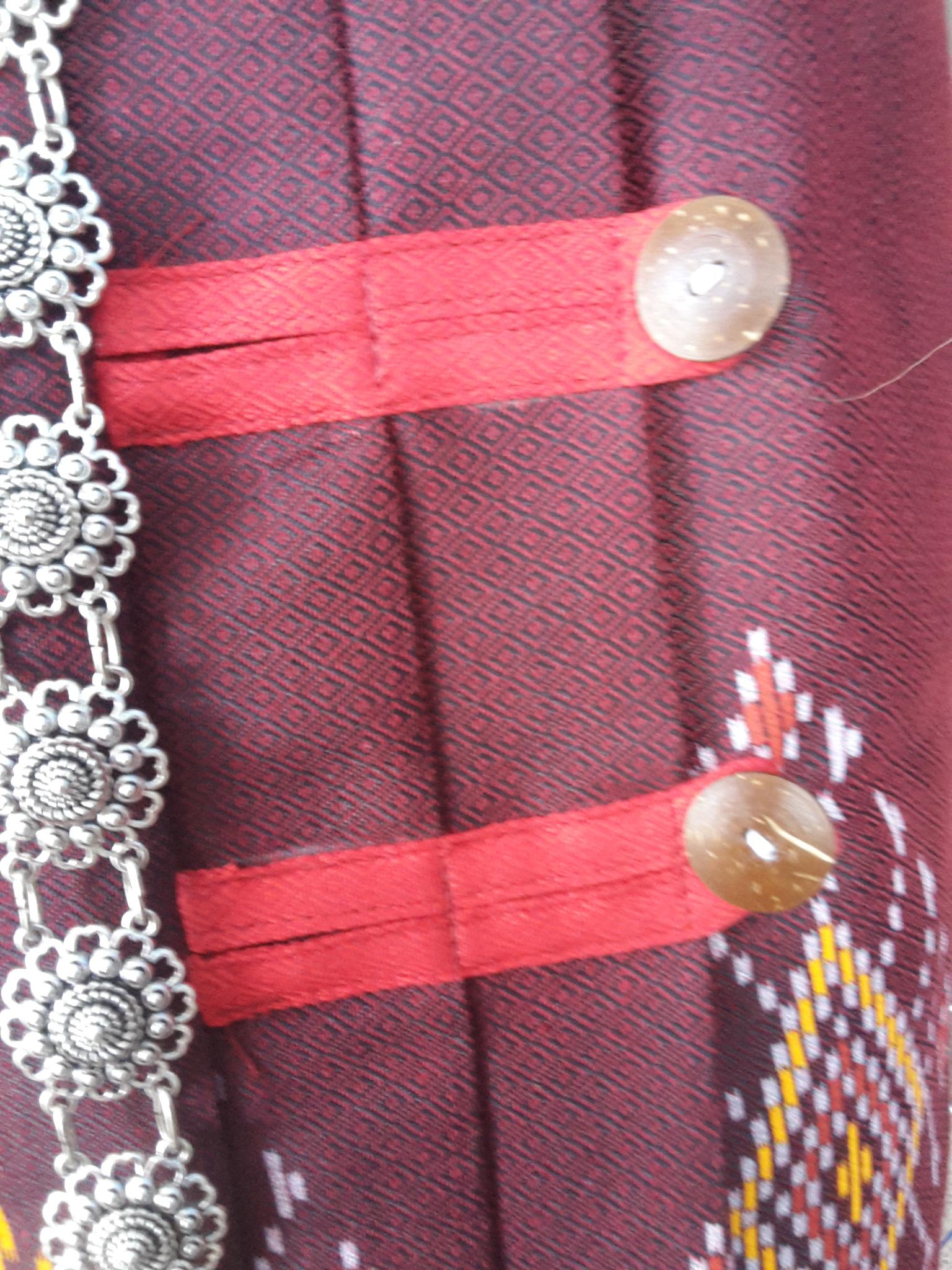 ผ้าซิ่นสำเร็จรูปผ้าซิ่นผ้าฝ้าย แบบป้ายแต่งจีบกระดุมปั้มลายพนมอัปศราฉัตร ผ้าซิ่นตัดสำเร็จพื้นม่วงตีนแดง