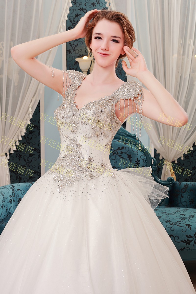 ฺBRL051 **พรีออเดอร์**ชุดแต่งงานหรูหราประดับดอกไม้ผสมเพชรและคริสตัล สวยงามดุจเจ้าหญิง