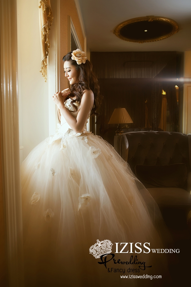 PW292-**พร้อมส่งเฉพาะชุดผู้ชายค่ะ**ชุดคู่ถ่ายพรีเวดดิ้ง (prewedding dress) & ชุดแต่งงานแฟนซี (Fancy wedding dress)ชายหญิง "ธีมสีขาวครีม น้ำตาลสก็อต"